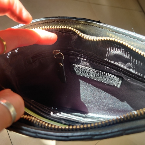 FOREVER NEW Black Chevron Wristlet - Picture 11 of 13